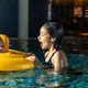 Cara efektif menjaga anak tetap sehat dan tidak mudah sakit setelah berenang. (Foto: pvproductions/Freepik)
