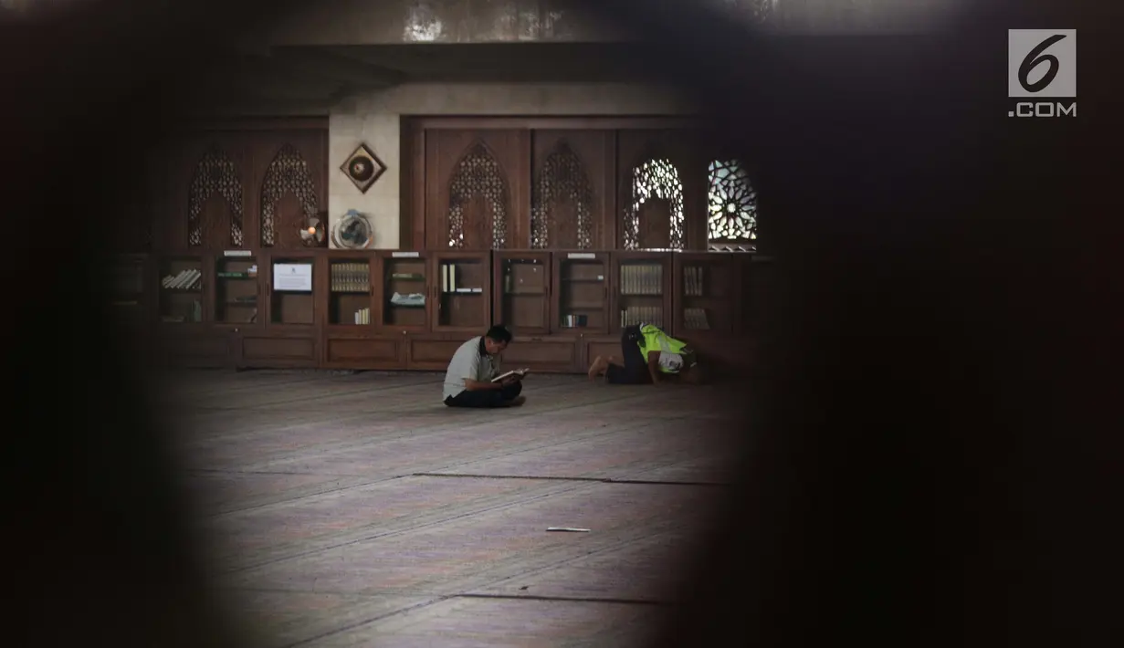 Seorang umat Islam membaca Al-Quran di Masjid At Tin, Jakarta, Selasa (14/7). Bulan suci Ramadan dimanfaatkan umat muslim untuk mendekatkan diri kepada Allah SWT dengan meningkatkan ibadah di masjid. (Liputan6.com/Helmi Fithriansyah)