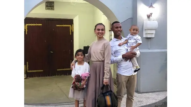 7 Potret Kapten Persebaya Ruben Sanadi Bersama Keluarga Kecilnya, Kompak Banget