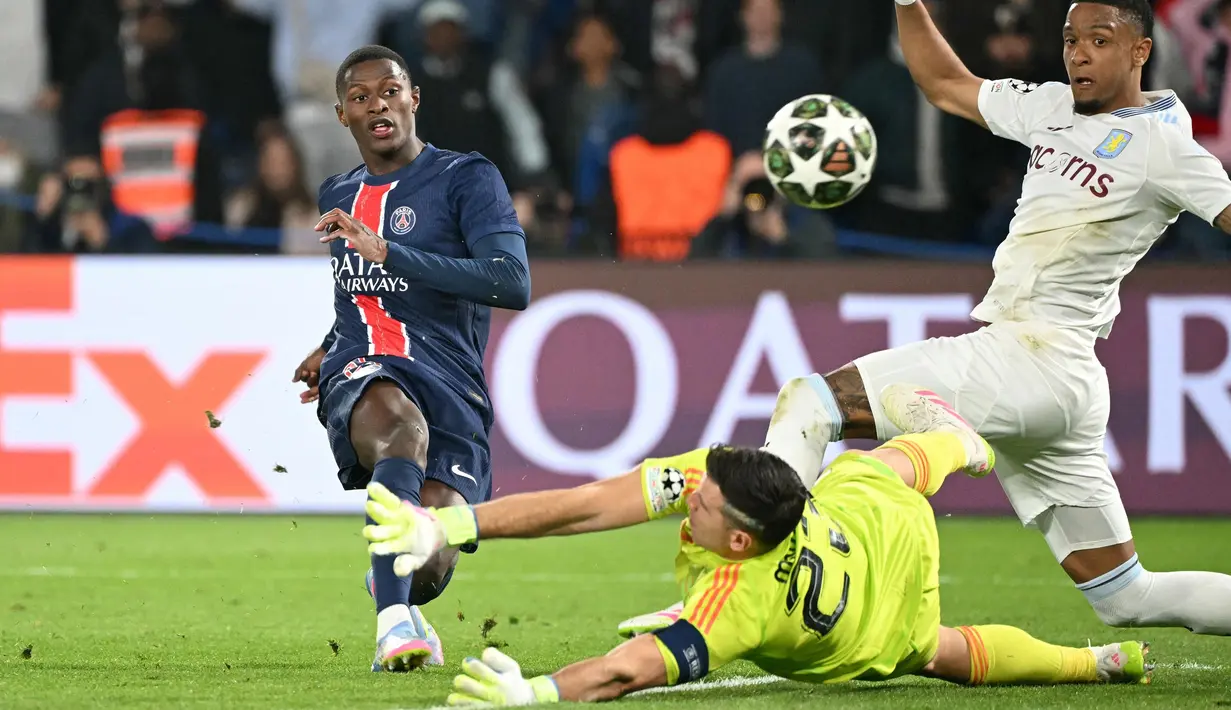 Di masa tambahan waktu atau pada menit ke-90+2, Paris Saint-Germain berhasil mempertebal keunggulan lewat aksi Nuno Mendes yang sukses memanfaatkan umpan terobosan dari Ousmane Dembele. (Bertrand GUAY/AFP)