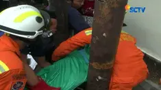 Petugas PLN harus menunggu air surut sebelum memutuskan aliran listrik dan mengevakuasi jasad Suryati yang telah terbujur kaku