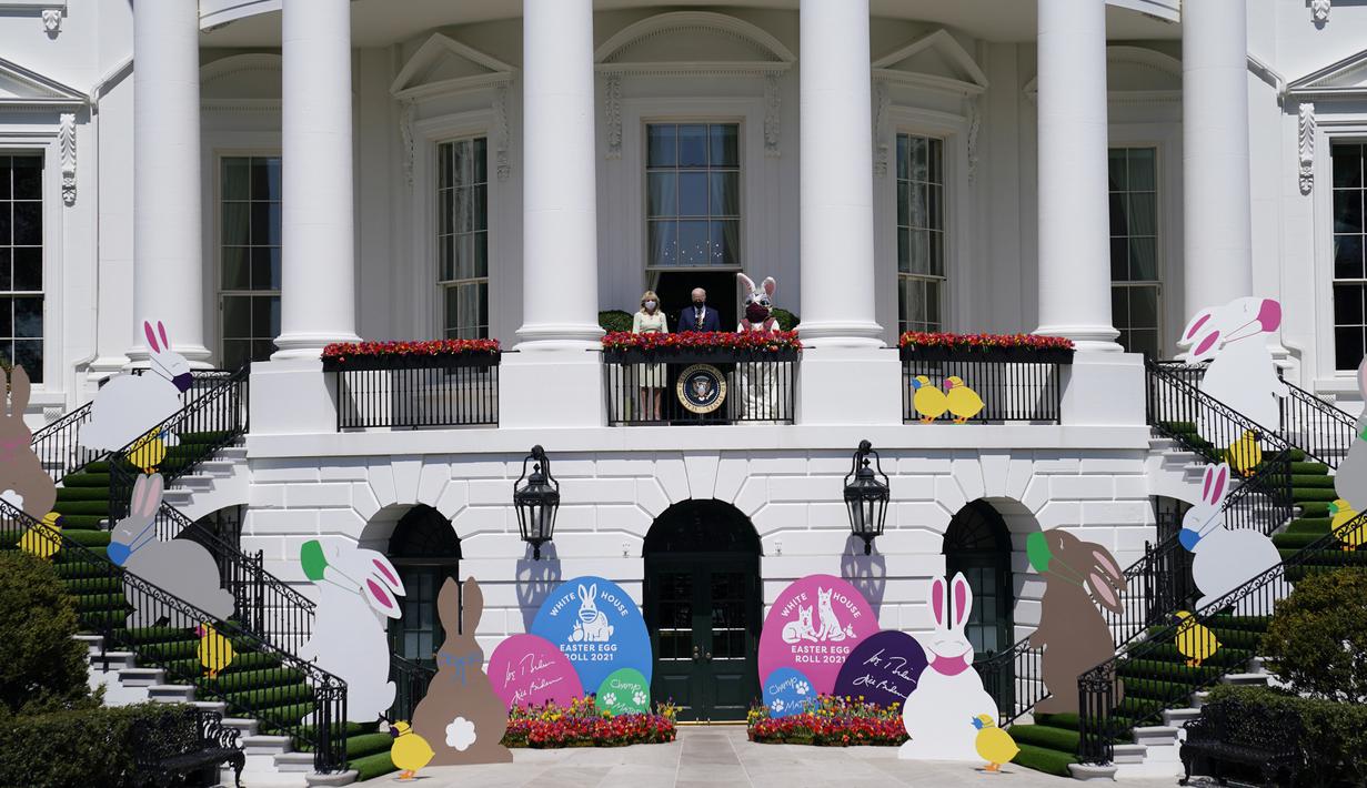 Presiden Joe Biden bersama Ibu Negara Jill Biden dan Kelinci Paskah berdiri di balkon Ruang Biru, Gedung Putih, Washington, Amerika Serikat, Senin (5/4/2021). Gedung Putih kembali meniadakan tradisi Easter Egg Roll menyusul pandemi COVID-19 yang sedang berlangsung. (AP Photo/Evan Vucci)