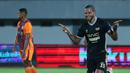 Pemain Dewa United, Alex Martins, melakukan selebrasi setelah mencetak gol ke gawang Borneo FC dalam pekan ke-22 BRI Super League 2025/2026 di Stadion Indomilk Arena, Tangerang, pada Minggu (22/2/2026). (Bola.com/M Iqbal Ichsan)
