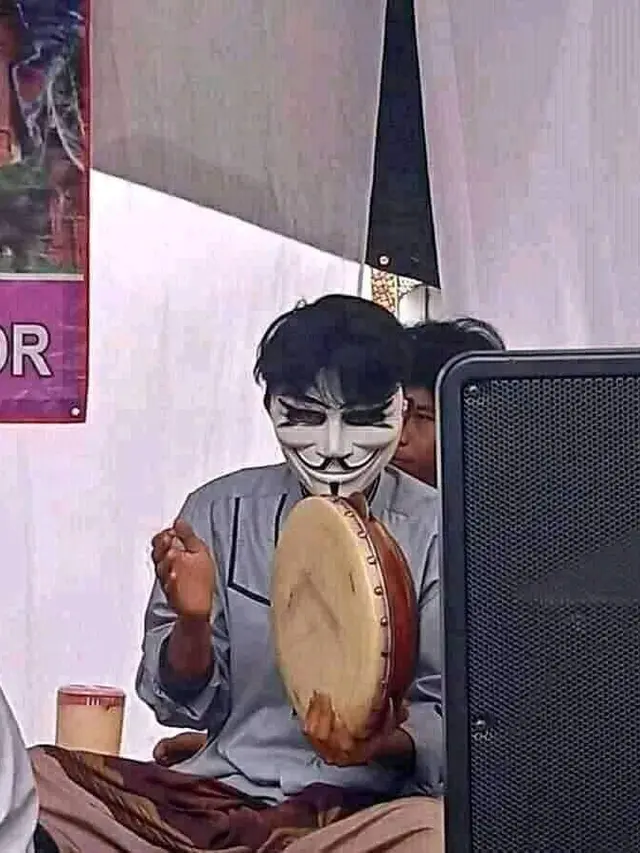 6 Potret Absurd Orang Pakai Topeng Hacker, Sok-Sokan Misterius