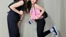 Ayu Ting Ting tampil serba hitam. Sementara Bilqis memadukan ruffle top pink dengan long pants hitam. @ayutingting92.