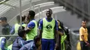 Raut wajah Carlton Cole dan Michael Essien saat Atep gagal mecetak gol ke gawang PS TNI pada babak pertama pada Liga 1 2017 di Stadion Pakansari, Bogoro, Sabtu (22/4/2017). Persib bermain imbang 2-2 dengan PS TNI. (Bola.com/Nicklas Hanoatubun)