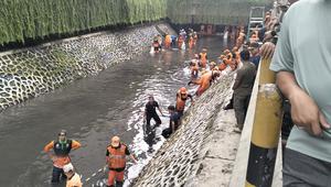 Penangkapan ikan sapu-sapu di Kali Cideng, Jakarta, Jumat (17/4/2026). (Foto: Liputan6.com/Shabina Nasywa).