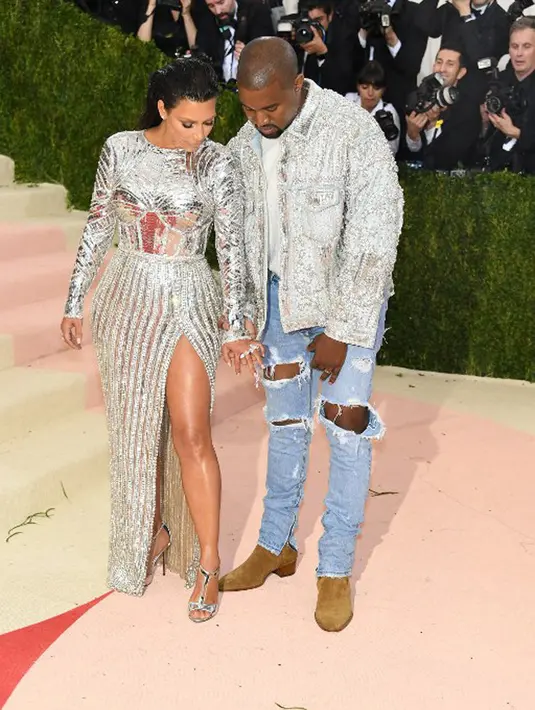 “Kim dan Kanye tengah memiliki waktu yang sangat keras, hubungannya melampaui batas. Kim tengah melakukan appaun dengan kekuatannya untuk menjaga keutuhan rumah tangganya, dan perceraian jadi opsi terakhir,” ucap sumber. (AFP/Bintang.com)