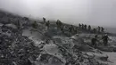 Anggota Pasukan Bela Diri Jepang melakukan operasi penyelamatan korban erupsi Gunung Ontake yang meletus, 27/9/2014 lalu. Sepuluh orang masih dinyatakan hilang, (7/10/2014). (Joint Staff of the Defence Ministry of Japan/Handout via Reuters)