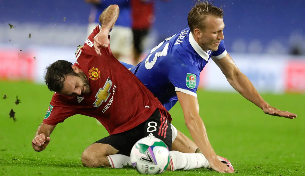 Gelandang Manchester United (MU), Juan Mata bertabrakan dengan pemain Brighton Albion, Dan Burn dalam lanjutan Piala Liga di Stadion Falmer, Kamis (1/10/2020) dinihari WIB. MU menang 3-0 atas Brighton Albion. (Matt Dunham/Pool via AP)