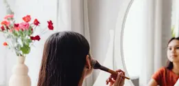 Sunscreen sebaiknya diaplikasikan kembali setiap dua jam, terutama saat berada di bawah sinar matahari. Reapply juga dianjurkan setelah berenang atau berkeringat agar perlindungan terhadap sinar UVA dan UVB tetap optimal. (Foto/Dok: Pexels)