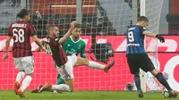 Striker Inter Milan Mauro Icardi mencetak gol namun dianulir karena offside saat melawan AC Milan dalam pertandingan Liga Italia di stadion San Siro, Milan (4/4). Pertandingan ini diakhiri dengan skor imbang 0-0. (AP Photo / Antonio Calanni)