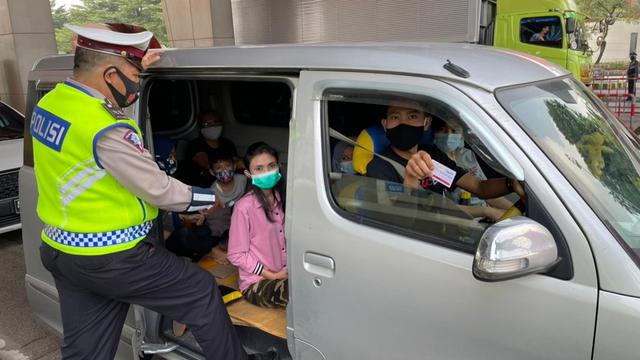 Pemudik Yang Terkena Penyekatan Di Tol Tangerang-Merak. (Dokumentasi Korlantas Polri).