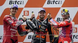 Binder berhasil memenangi MotoGP Austria 2021 dengan waktu tercepat 40 menit 43,938 detik dan unggul atas Francesco Bagnaia di posisi kedua. Sementara Jorge Martin harus puas finis di posisi ketiga. (Foto: AP/Steve Wobser)