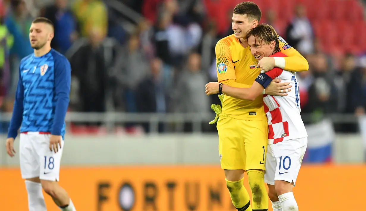 Para pemain Kroasia merayakan kemenangan atas Slowakia pada laga Kualifikasi Piala Eropa 2020 di Trnava, Jumat (6/9). Slowakia kalah 0-4 dari Kroasia. (AFP/Joe Klamar)