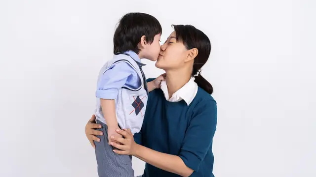 Di Amerika Serikat, Hari Ibu modern diciptakan oleh Anna Jarvis pada tahun 1908 dan kini dirayakan secara besar-besaran.