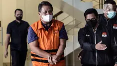 Kepala Subbagian Penerapan Pidana dan HAM Bagian Penerapan Hukum Biro Bankum Divisi Hukum Polri pada Mabes Polri AKBP Bambang Kayun mengenakan rompi oranye usai diperiksa di gedung KPK, Jakarta, Selasa (3/1/2023). KPK resmi menahan Bambang Kayun yang diduga menerima suap sebesar Rp50 miliar dan Rp1 miliar terkait pemalsuan surat dalam perebutan hak waris perusahaan kapal, PT Aria Citra Mulia. (Liputan6.com/Johan Tallo)