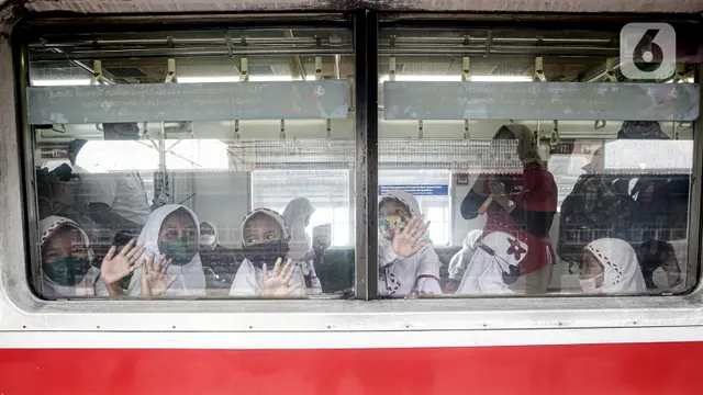Antusiasme Siswa SD Naik Kereta di Hari Anak Nasional