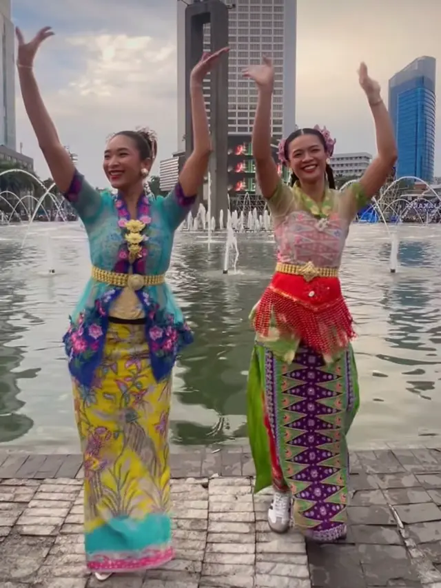 Happy Salma  saat Tampil di CFD Bundaran HI mengenakan kebaya.