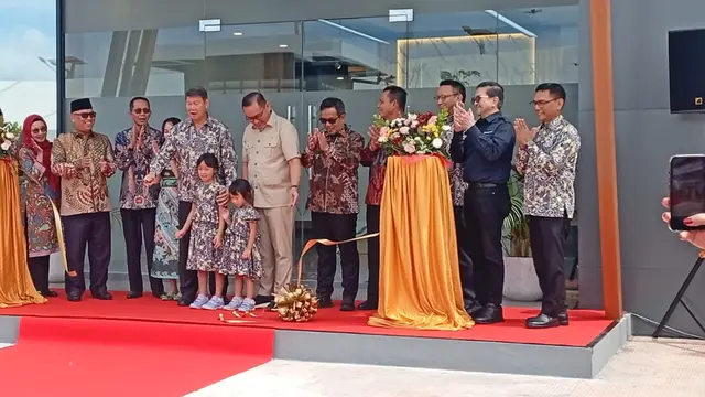Hashim Djojohadikusumo meresmikan pabrik solder ramah lingkungan di Batam. (Foto: Liputan6.com/Ajang Nurdin)