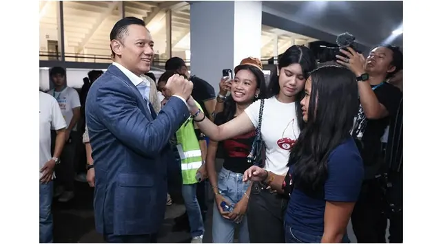 6 Momen Agus Yudhoyono dan putrinya nonton konser Sheila On 7, potretnya bareng Duta bikin salfok