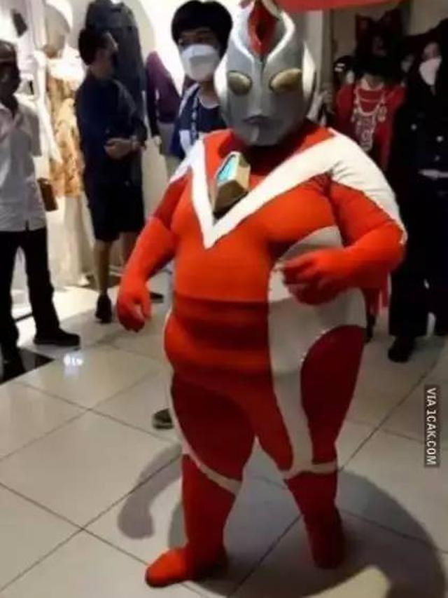 12 Potret Orang Pakai Kostum Ultraman di Tempat Umum Ini Kocak