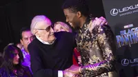 Sang "raja" Marvel, Stan Lee dan Chadwick Boseman pun telihat bahagia ketika berada di premier Black Panther. (VALERIE MACON / AFP)