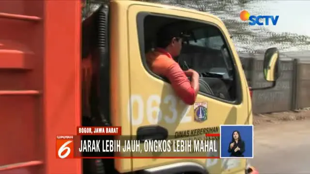 Truk-truk sampah milik Pemerintah Provinsi DKI Jakarta kini harus memutar arah untuk menuju area tempat pembuangan sampah Bantar Gebang, Bekasi.