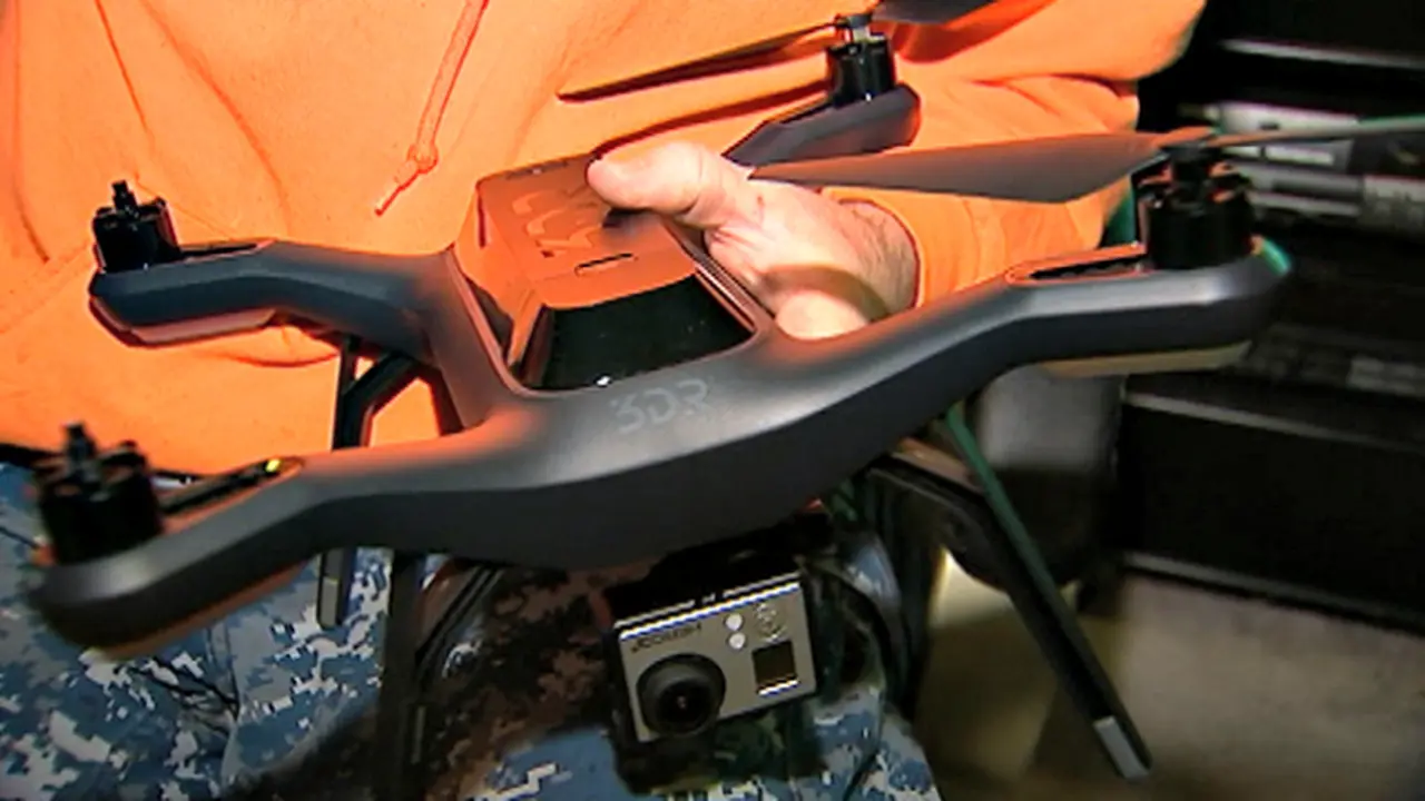 Marah, Warga Ini Menimpuk Drone Tetangga