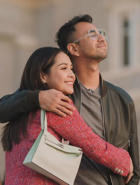<p>Raffi dan Nagita menikmati suasana sambil berpelukan. Salah satu momen romantis yang tidak akan mereka lupakan. (Foto: Instagram/ raffinagita1717)</p>