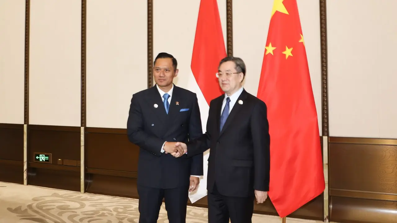 Pertemuan bilateral Menteri Koordinator Bidang Infrastruktur dan Pembangunan Kewilayahan, Agus Harimurti Yudhoyono (AHY) dengan Wakil Perdana Menteri RRT, Rabu (26/3/2025). (Foto: Istimewa)