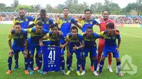 Pemain yang melakukan tackle terhadap Dendi Santoso, Abdur Rahman, mengungkapkan cerita di balik pembentangan jersey Arema bertuliskan Dendi dan GWS sebelum laga Persiba Balikpapan kontra Sriwijaya FC (6/5/2016). (Bola.com/Istimewa/Robby Firly)