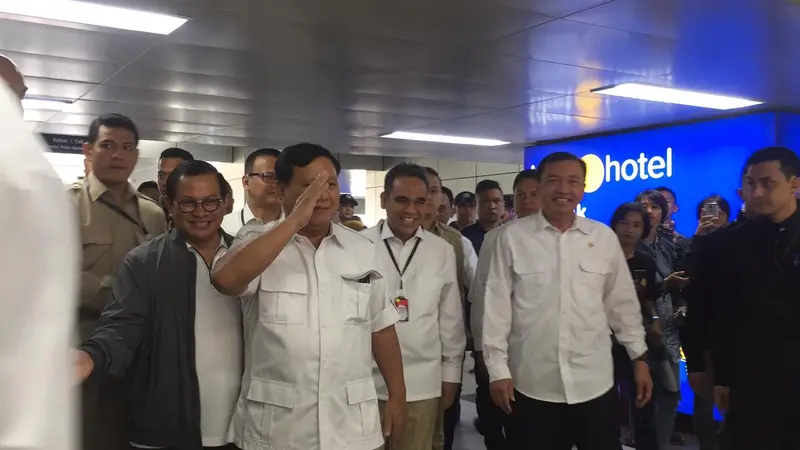 Tiba di Stasiun MRT, Prabowo Disambut Pramono Anung dan Budi Gunawan