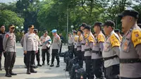 Personel kepolisian Polresta Tangerang dikerahkan untuk mengamankan pelaksanaan Pemungutan Suara Ulang (PSU) di Kabupaten Serang. (Liputan6.com/ Pramita Tristiawati)