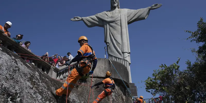 Pendaki Rio de Janeiro membersihkan lokasi patung ikonik Kristus Penebus