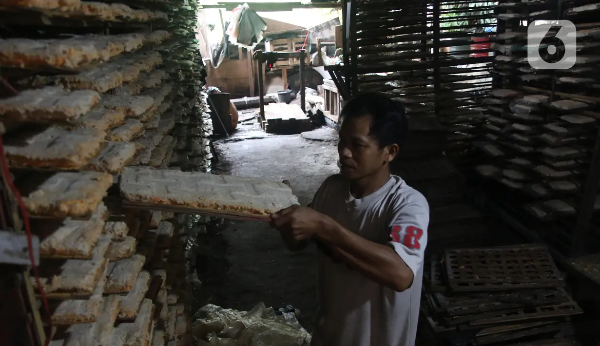 Pekerja  melakukan proses pembuatan oncom di Jakarta, Kamis (1/7/2021). Realisasi kredit usaha rakyat (KUR) hingga 18 Juni 2021 telah mencapai Rp 112,8 triliun. Angka tersebut setara dengan 44,58% dari target penyaluran KUR tahun ini sebesar Rp 253 triliun.(Liputan6.com/Angga Yuniar)