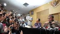 Johan Budi (kanan) menyimak pertanyaan wartawan saat menggelar konferensi pers terkait Operasi Tangkap Tangan (OTT) anggota DPR RI dari Partai Hanura, Dewie Yasin Limpo di Gedung KPK, Jakarta, Rabu (21/10/2015). (Liputan6.com/Helmi Afandi)