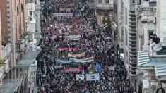 Para pengunjuk rasa berbaris membanjiri jalanan saat menggelar aksi di Istikilal di Istanbul, Turki (14/5). Ribuan warga Turki turun ke jalan menggelar aksi menolak perpindahan kedutaan AS dari Tel Aviv ke Yerusalem. (AFP/Ozan Kose)