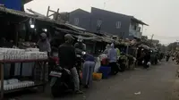 (Pedagang yang memadati luar area Pasar Bantargebang, Kota Bekasi, Jawa Barat. (Liputan6.com/Bam Sinulingga)