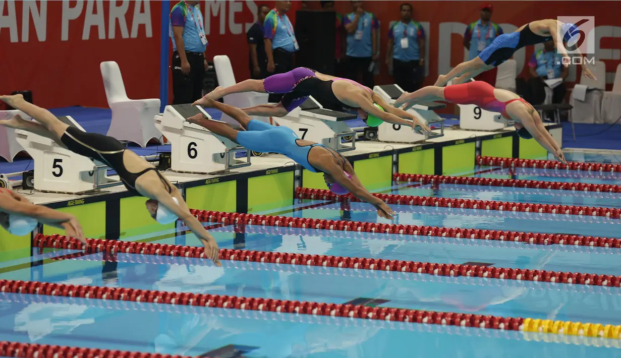 Atlet Indonesia Syuci Indriani beraksi di garis start saat babak final nomor 100 meter renang gaya dada klasifikasi SB14 Asian Para Games 2018 di Stadion Akuatik GBK, Jakarta, Senin (8/10). Syuci Indriani berhasil meraih emas. (Merdeka.com/Imam Buhori)