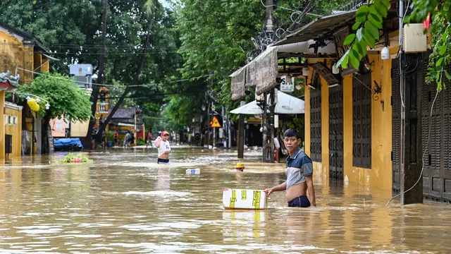 Hujan Deras Picu Banjir Dahsyat, Dua Kota Wisata di Vietnam Terendam Air