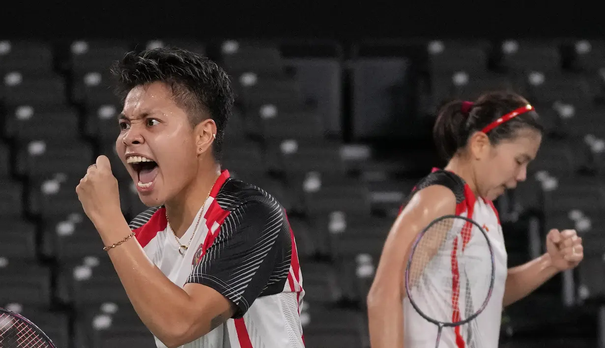 Pebulu tangkis Indonesia Greysia Polii/Apriyan Rahayu merayakan poin saat melawan pebulu tangkis China Yue Du/Yin Hui Li pada perempat final ganda putri di Olimpiade Tokyo 2020, Tokyo, Jepang, Kamis (29/7/2021). Greysia Polii/Apriyan Rahayu menang. (AP Photo/Dita Alangkara)