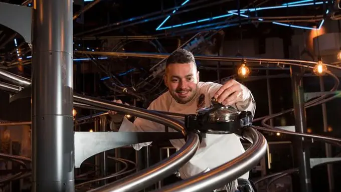 [Bintang] Wow! Di Restoran Ini Makananmu Diantar Pakai Roller Coaster