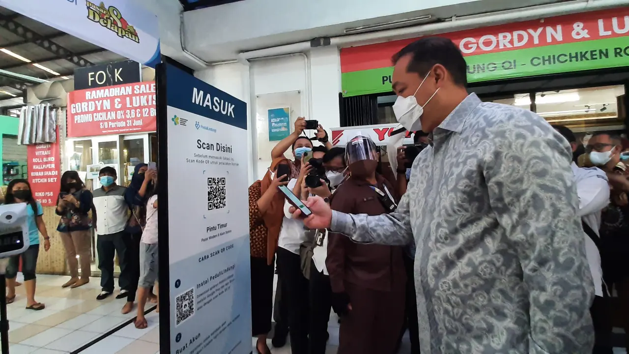 Menteri Perdagangan Muhammad Lutfi lakukan tinjauan penerapan penggunaan PeduliLindungi di Pasar 8 Alam Sutera, Kota Tangerang Selatan (Tangsel), Kamis (30/9/2021).