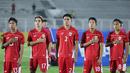 Bek Timnas Indonesia U-22, Muhammad Ferrari, tampil beda dengan rekan setimnya saat menyanyikan lagu Indonesia Raya pada Laga uji coba melawan India di Stadion Madya, Jakarta, Jumat (10/10/2025). (Bola.com/M Iqbal Ichsan)