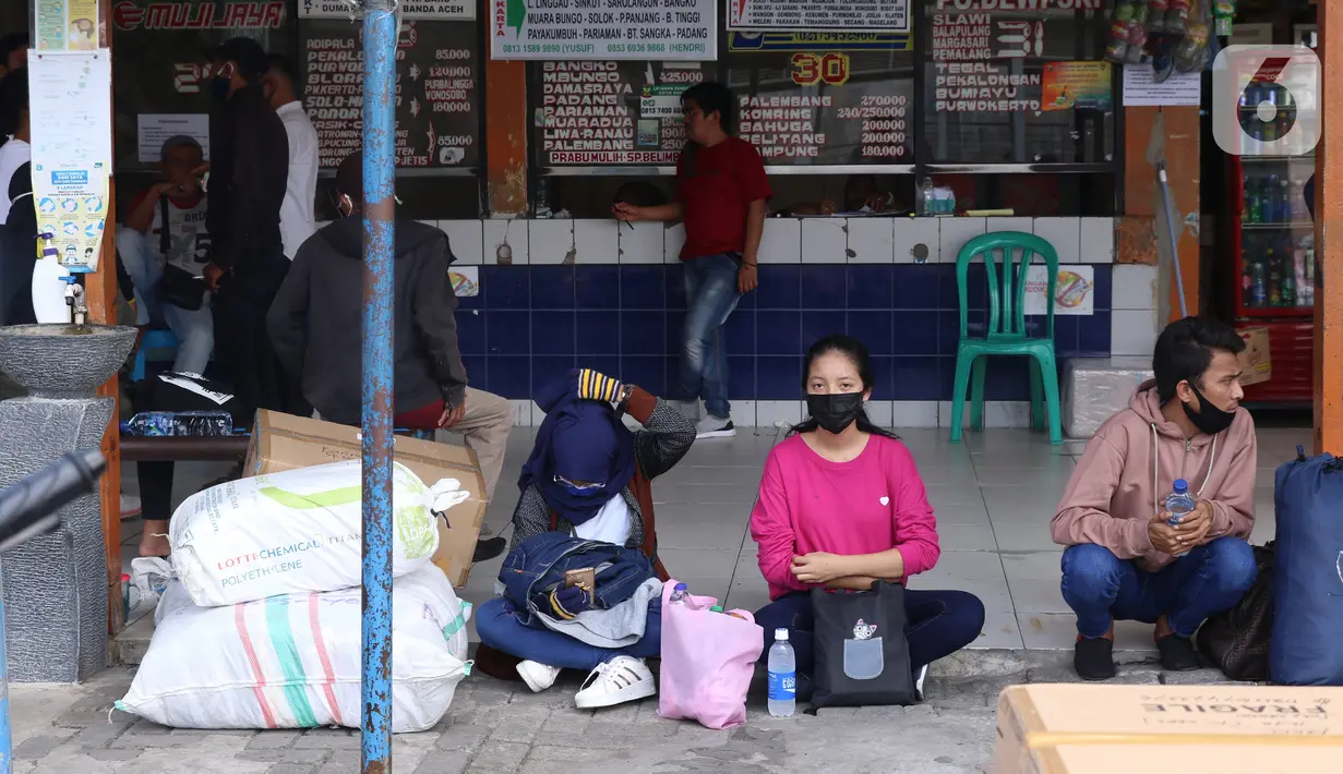 Calon penumpang menunggu bus di Terminal Kali Deres, Jakarta Barat, Rabu (10/6/2020). Kementerian Perhubungan (Kemenhub) telah menyiapkan sejumlah persiapan untuk menghadapi skema kehidupan baru atau new normal. (Liputan6.com/Angga Yuniar)