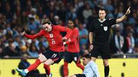Gelandang Timnas Inggris, James Garner, saat berhadapan dengan Uruguay adalam laga persahabatan di Wembley. (Henry NICHOLLS / AFP)