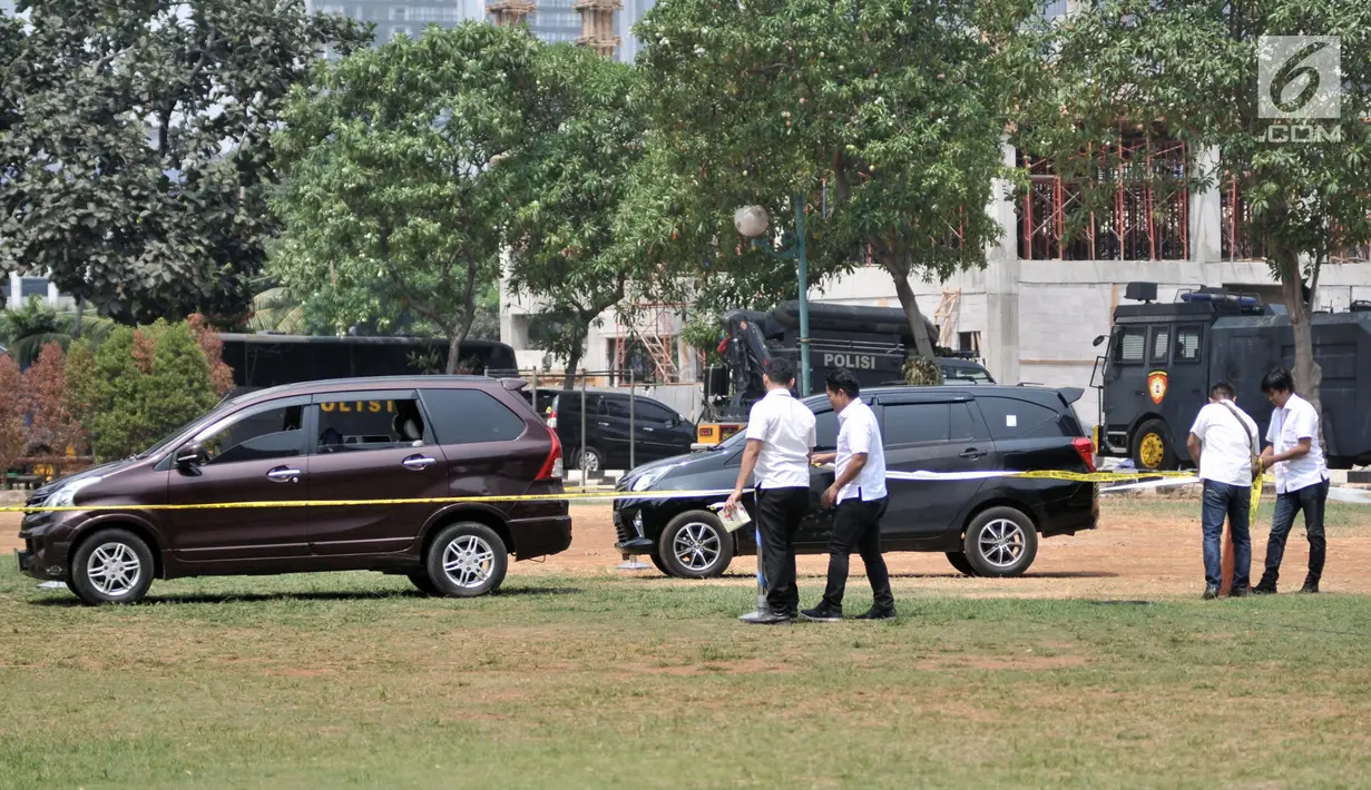 Polisi menyiapkan mobil yang akan digunakan dalam rekonstruksi kasus istri bunuh dan bakar suami serta anak tiri di Polda Metro Jaya, Jakarta, Senin (9/9/2019). Tersangka Aulia Kesuma dan model yang memerankan tersangka Kelvin memeragakan tiga adegan pembakaran korban. (merdeka.com/Iqbal Nugroho)