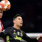 Bek Ajax Amsterdam, Matthijs de Ligt berebut bola dengan megabintang Juventus, Cristiano Ronaldo pada laga pertama perempat final Liga Champions 2018-2019 di Amsterdam Arena, Rabu (10/4). Juventus harus puas bermain imbang 1-1 di kandang Ajax Amsterdam. (AP/Martin Meissner)