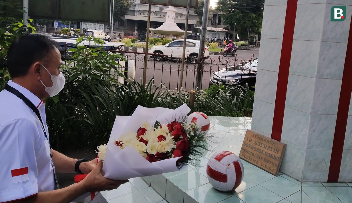 Ketua Umum PSSI, Mochamad Iriawan memberikan karangan bunga di Monumen Patung Soeratin yang berada di halaman Balai Persis, Solo, Senin (19/4/2021) dalam rangkaian peringatan HUT PSSI ke-91. (Bola.com/Vincentius Atmaja)